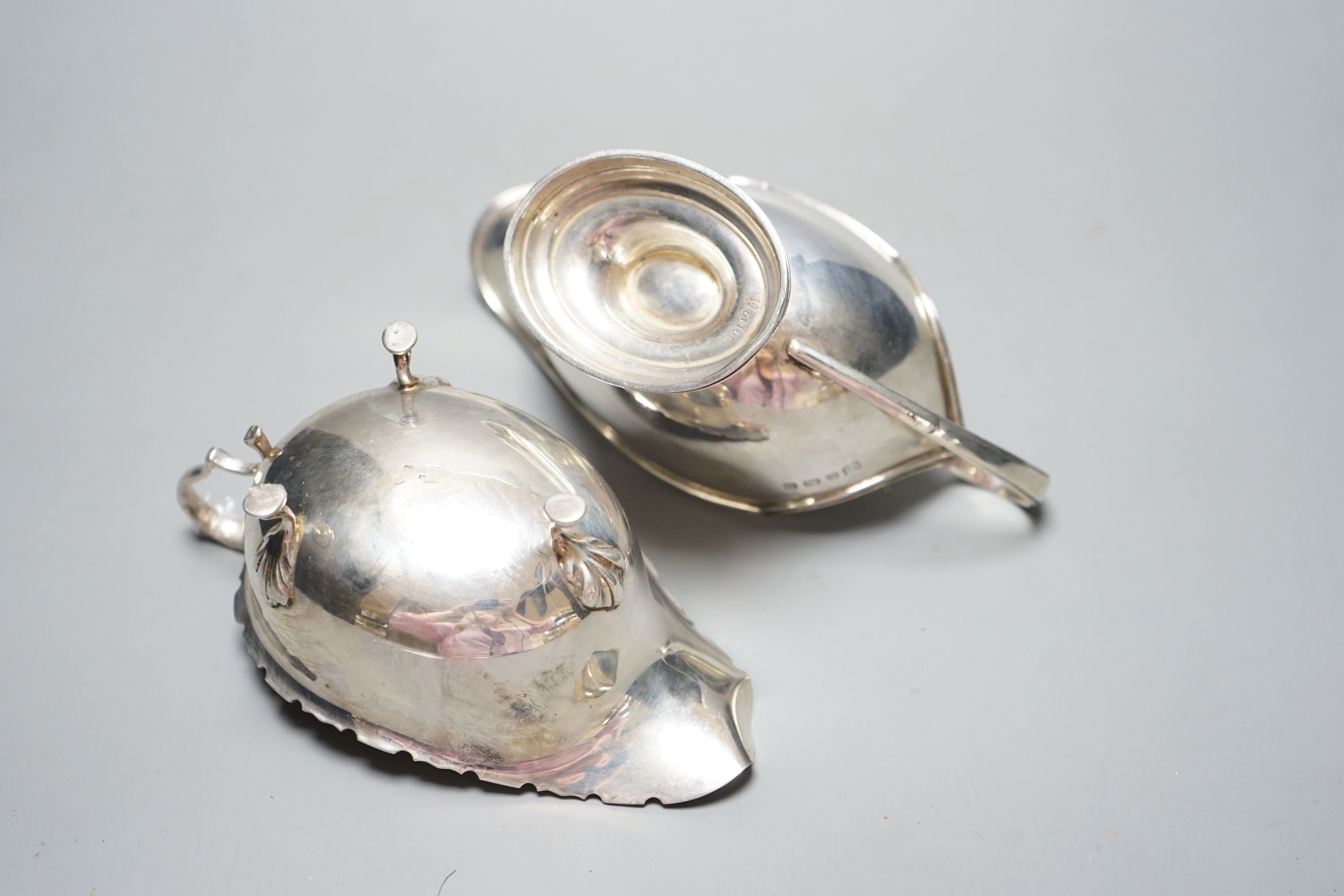 Two George V silver sauceboats, Birmingham, 1926/7, 245 grams.